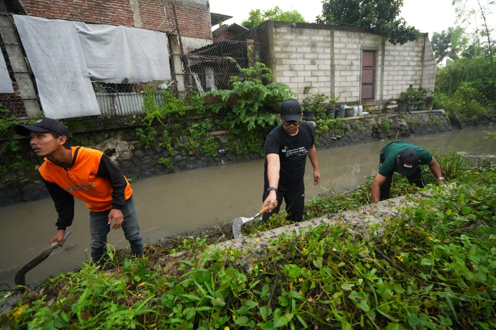 Gotong Royong Bersihkan Sungai untuk Mencegah Banjir di Kota Mojokerto
