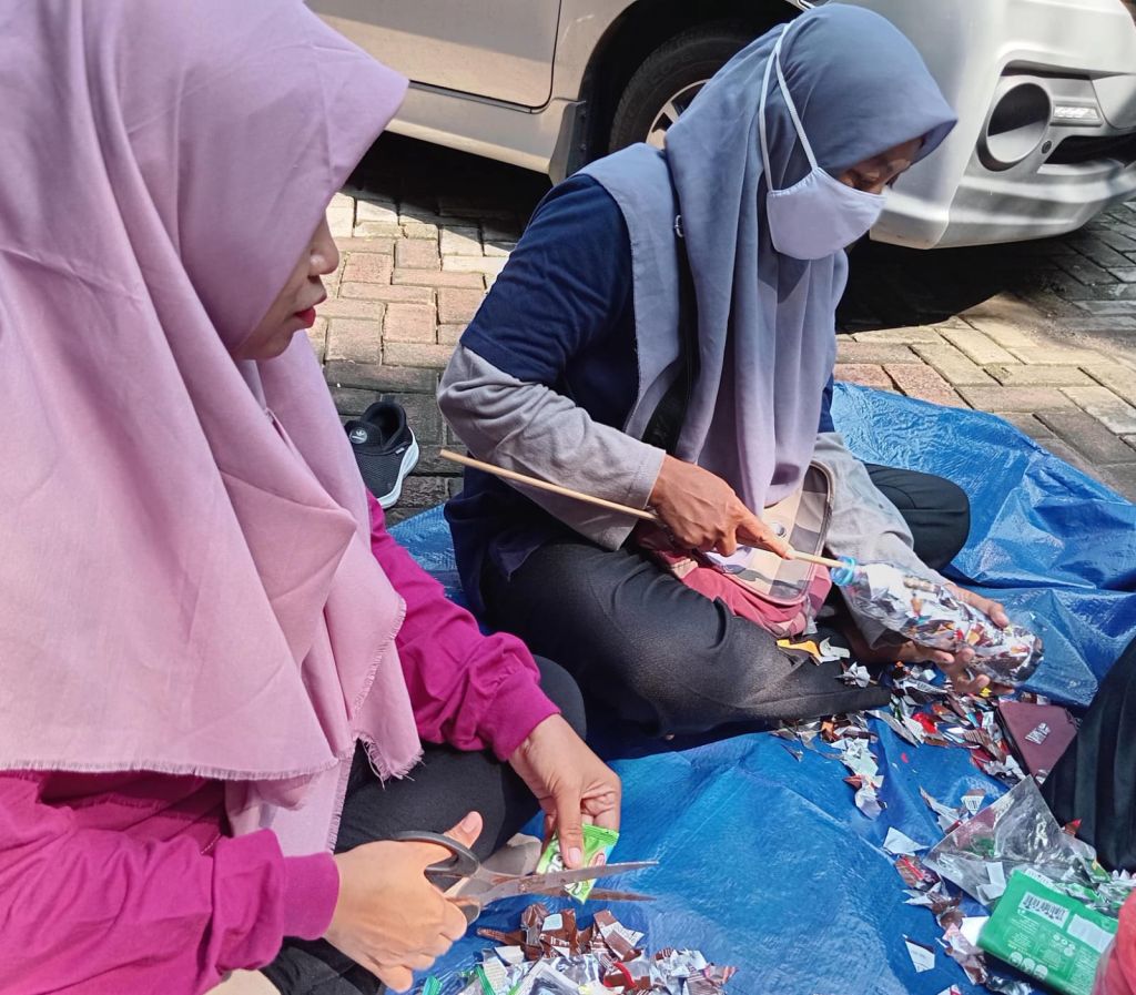 Emak-emak di Kota Mojokerto sibuk membuat karya dari bekas sampah plastik