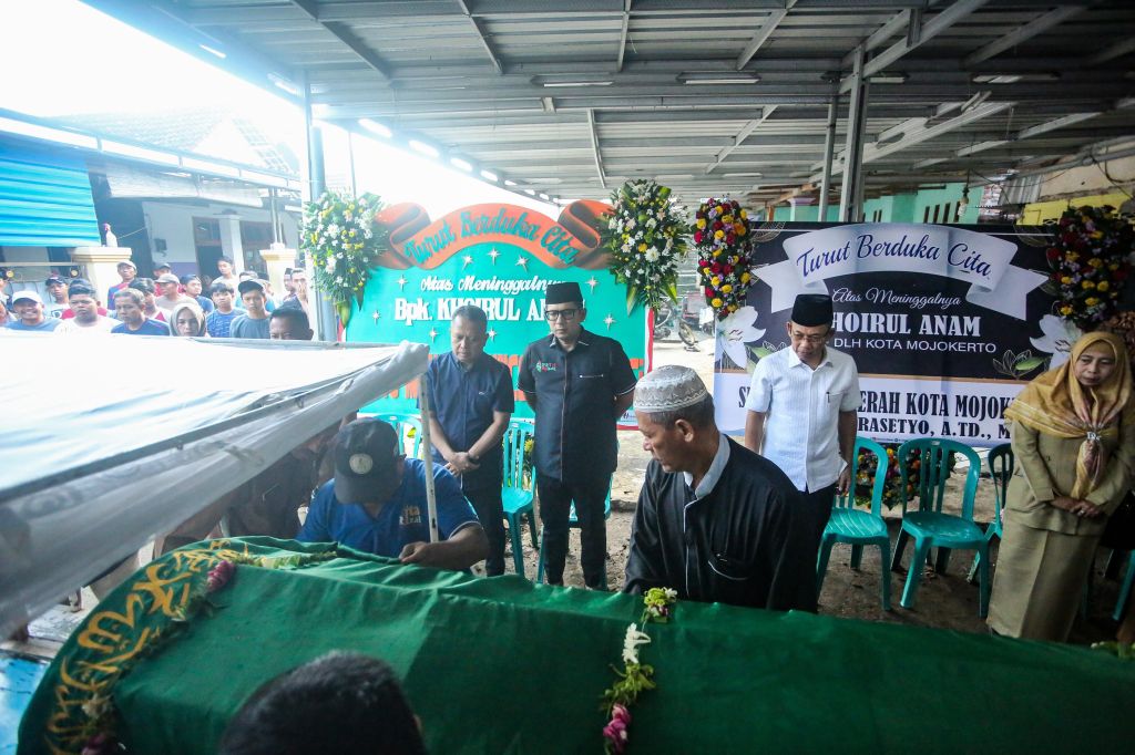 Pj Wali Kota Mojokerto Moh. Ali Kuncoro bertakziah ke rumah duka petugas DLH yang meninggal akibat kecelakaan
