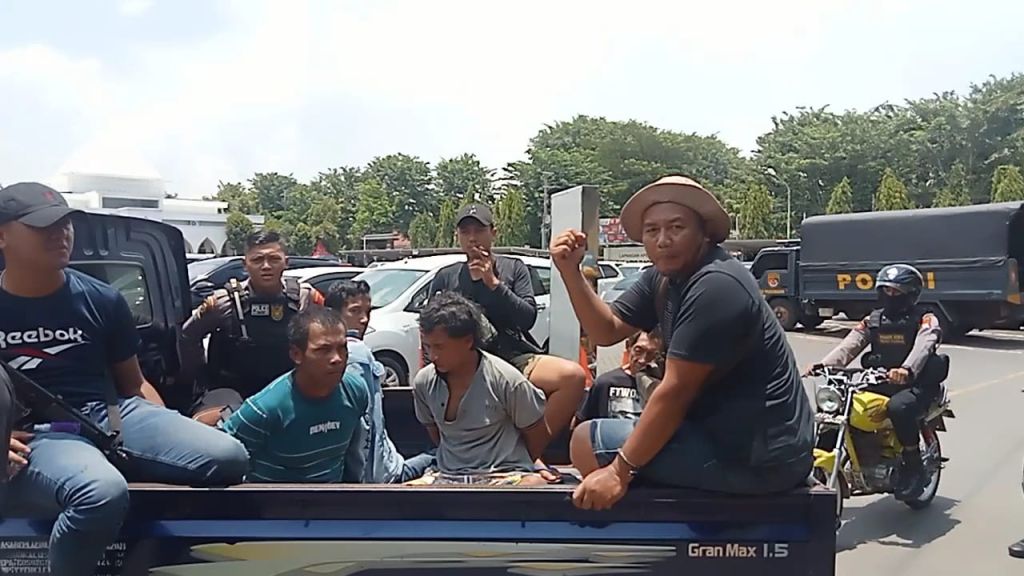 Penggerebekan kampung narkoba di Pasuruan (Foto: Moch Rois/mili.id)