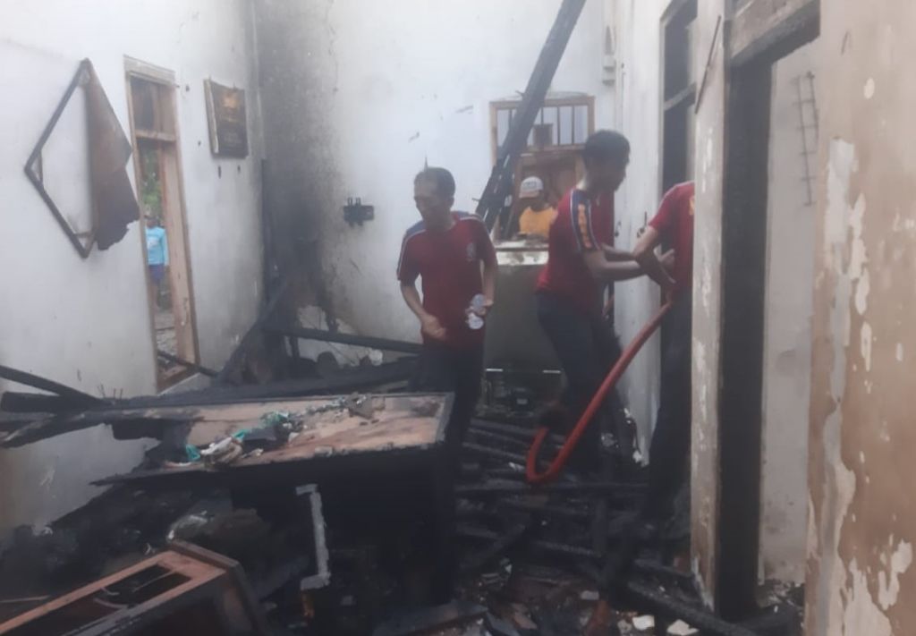 Kondisi dua rumah milik kakak beradik di Situbondo yang terbakar (Foto: BPBD Situbondo)