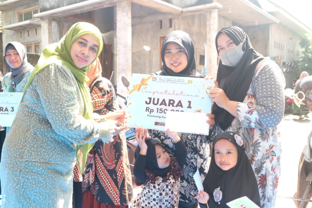 Pengasuh Yayasan Roudlotul Jannah Khusnul Khuluq saat memberikan plakat juara. (Ist for&nbsp;Mili.id)