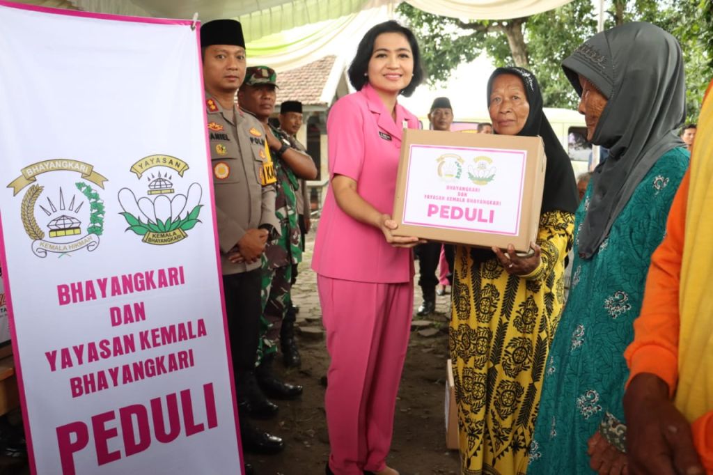 Kapolres Mojokerto Kota, AKBP Daniel Marunduri didampingi Ketua Bhayangkari Cabang Kota Mojokerto Andani Daniel Marunduri menyapa dan berbagi paket sembako