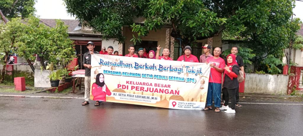 Relawan Setia Peduli Sesama saat membagikan takjil. (Ist fot Mili.id)