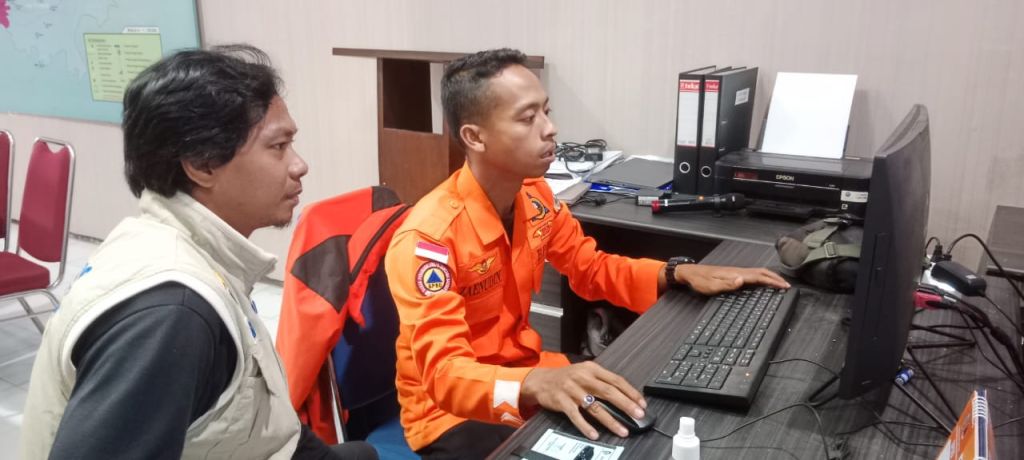 Pemantauan di Pusdalops BPBD Jember, terkait naik status Waspada Gunung Raung. (Hatta for Mili.id).