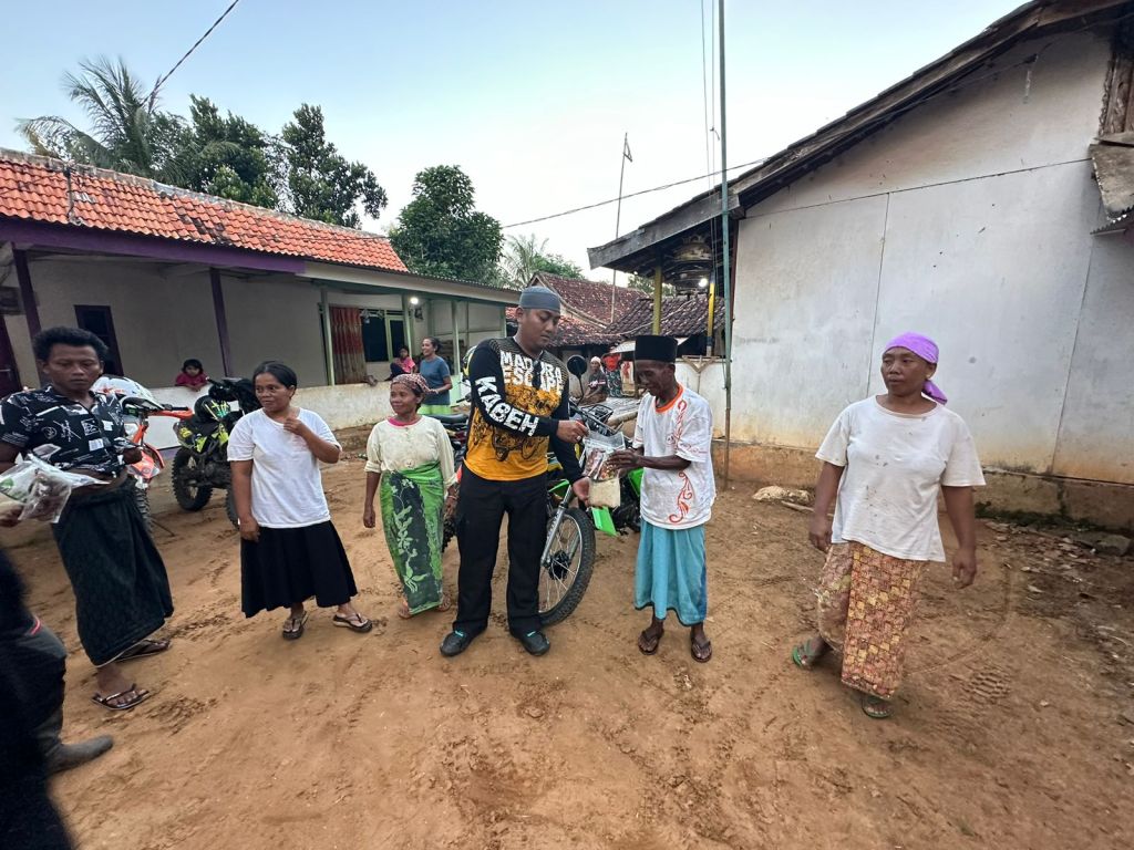 Komunitas GTT Pamekasan Berbagi Berkah Ramadan ke Penduduk