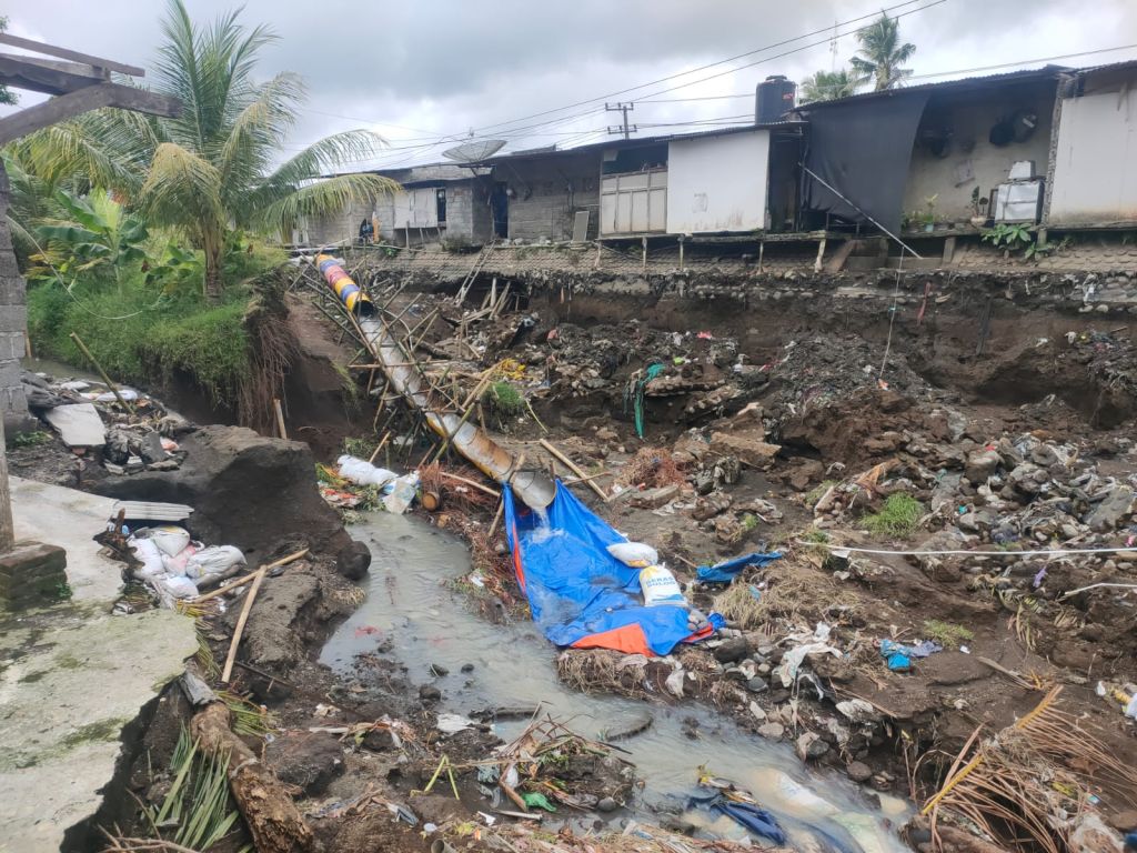 Cegah Ambles Meluas, Pasang Drum di Bantaran Sungai Apur Banyuwangi