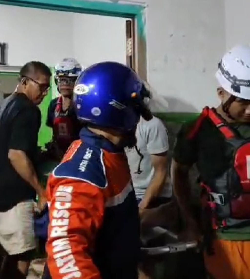 Tim gabungan mengevakuasi warga yang sakit ke puskesmas terdekat