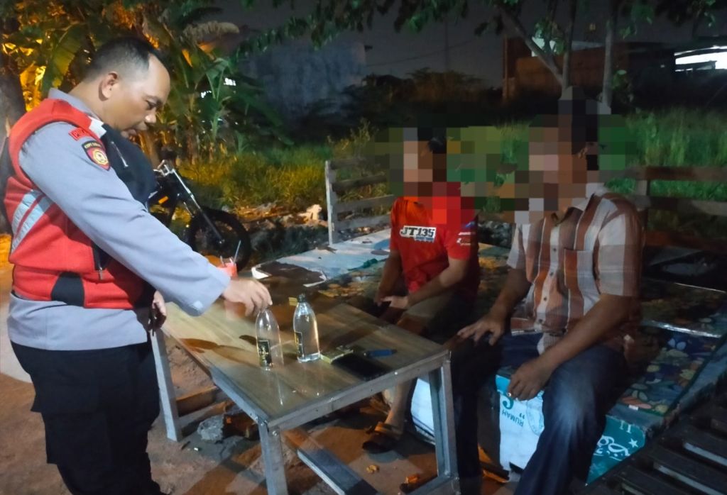 Bapak-bapak asal Blitar Diangkut Polisi Karena Tenggak Miras di Kota Mojokerto