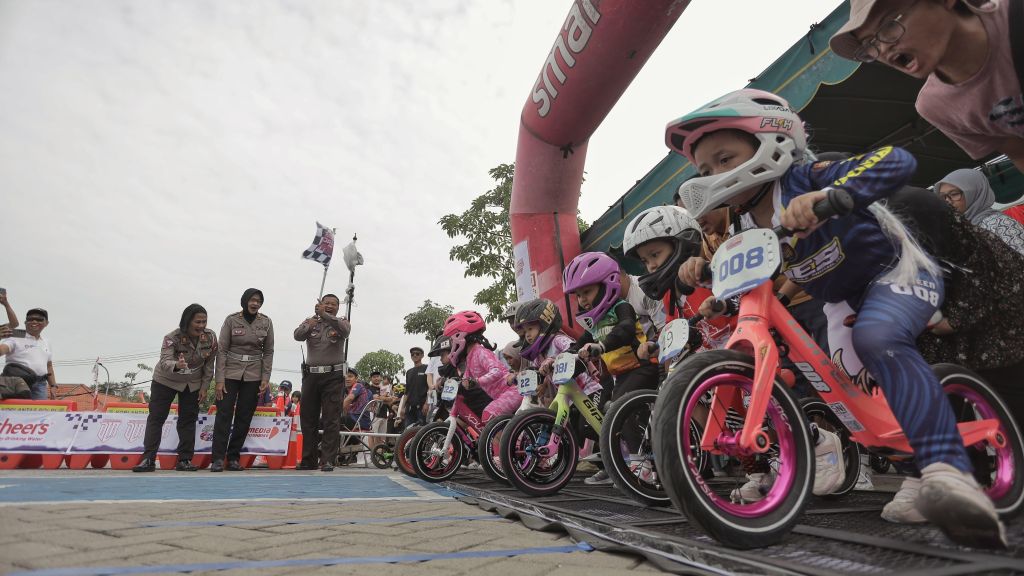 Tingkah Lucu Para Balita Peserta Push Bike Race Satlantas Polrestabes Surabaya
