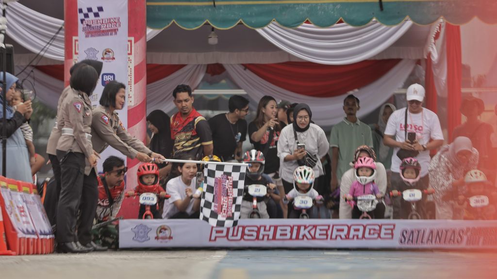 Tingkah Lucu Para Balita Peserta Push Bike Race Satlantas Polrestabes Surabaya