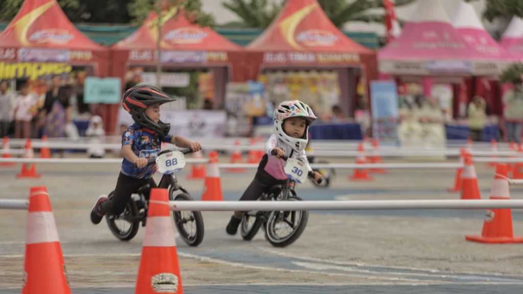 Tingkah Lucu Para Balita Peserta Push Bike Race Satlantas Polrestabes Surabaya