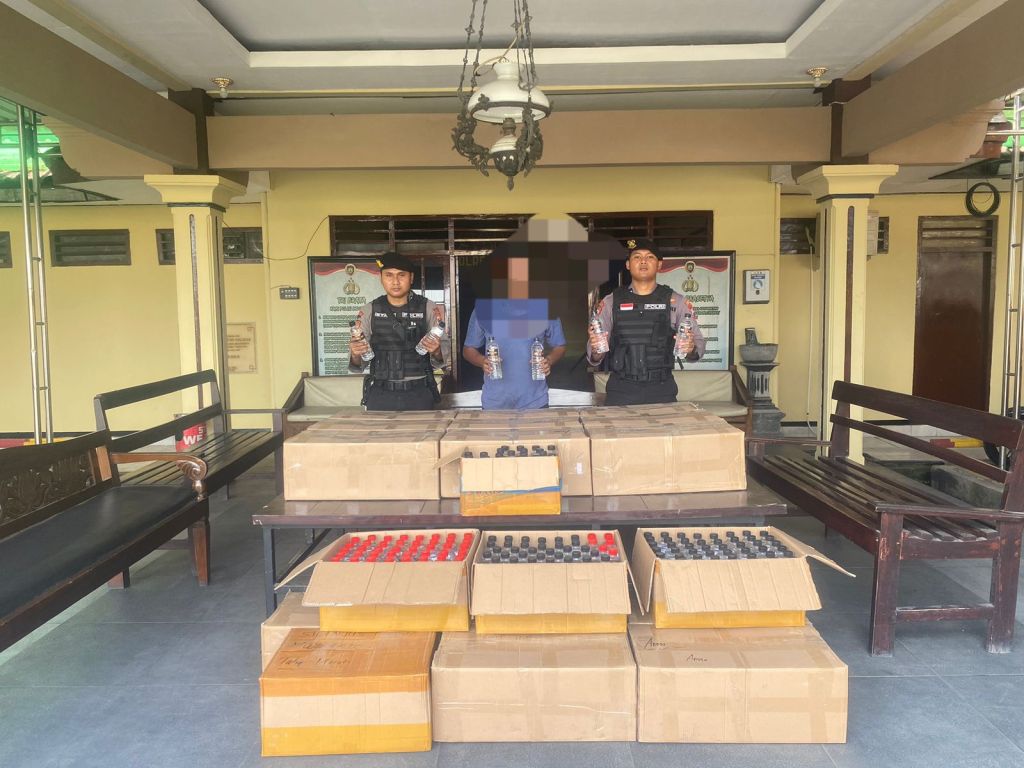 Truk bermuatan ratusan botol arak bali disergap Satsamapta Polres Mojokerto Kota