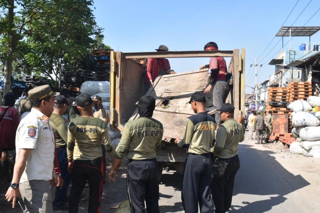 Pedagang Barang Bekas di Bantaran Sungai Kali Tebu Surabaya Bakal Ditertibkan