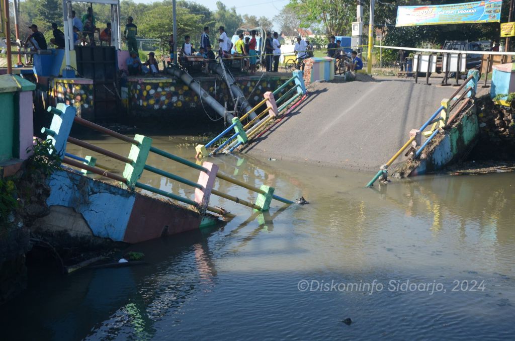 Jembatan Penghubung Antar Desa di Sidoarjo Ambruk, Kendaraan Roda 4 Terisolir