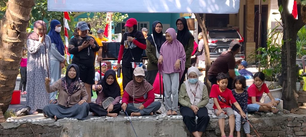 Ibu - ibu Perum PTA sedang serius mengikuti lomba memancing. Bejo/mili.id .