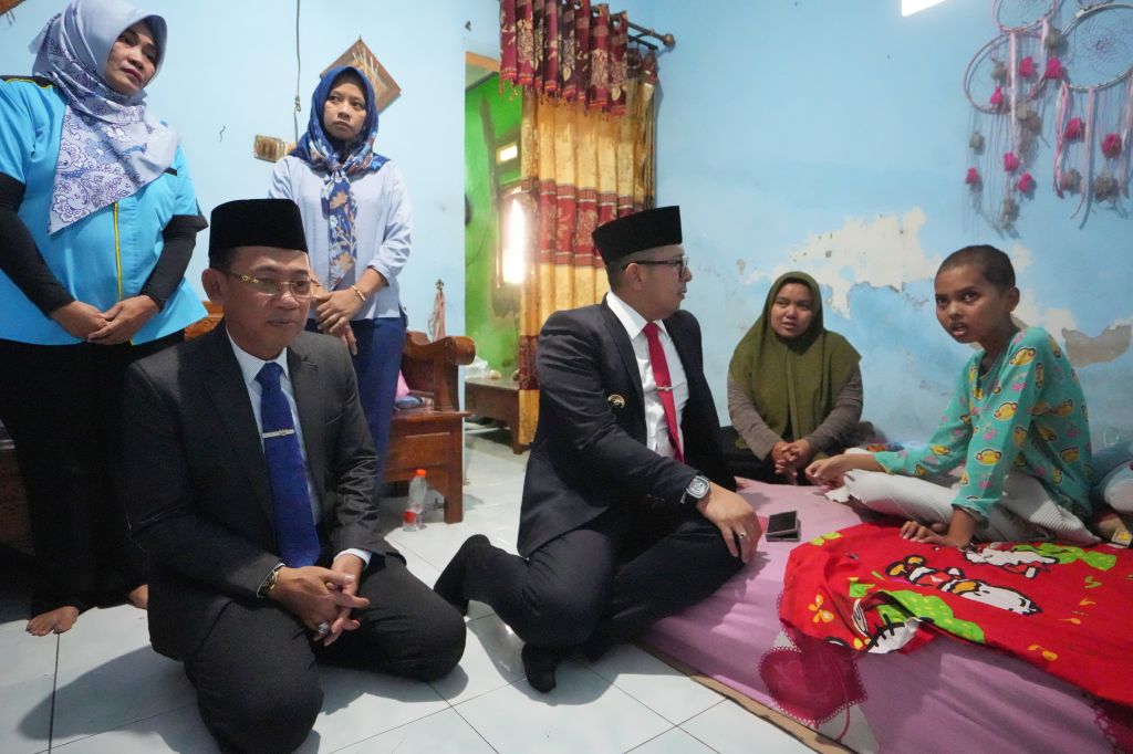 Mas Pj Wali Kota Mojokerto, Moh. Ali Kuncoro menjenguk gadis yatim piatu penderita tumor uterus