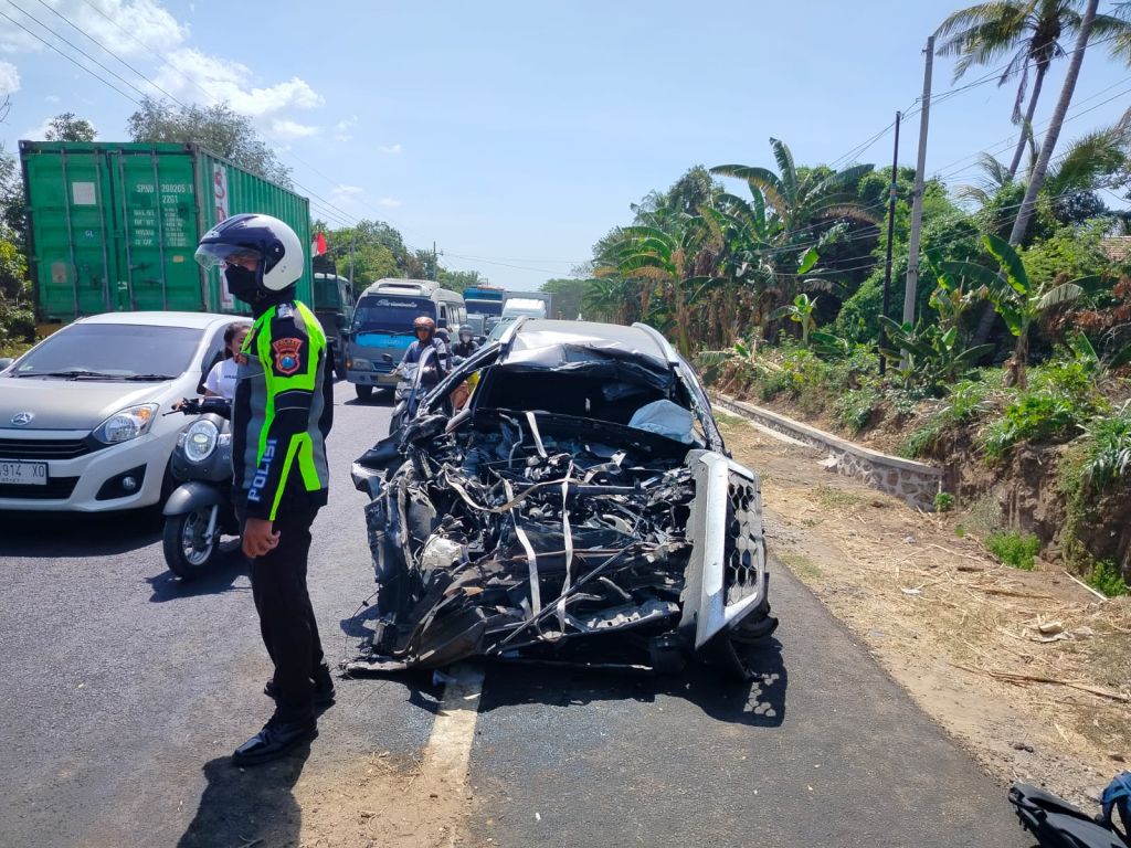 Adu Banteng Truk Vs BRV di Situbondo, 3 Orang Luka Parah