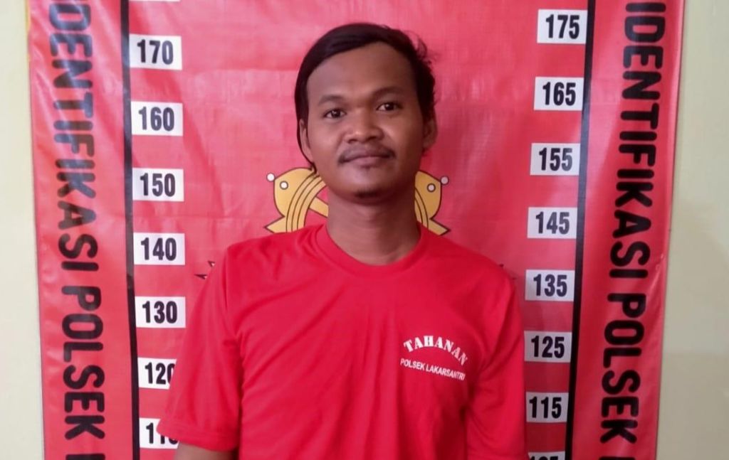 Tersangka Agus diamankan di Mapolsek Lakarsantri (Foto: Ist)