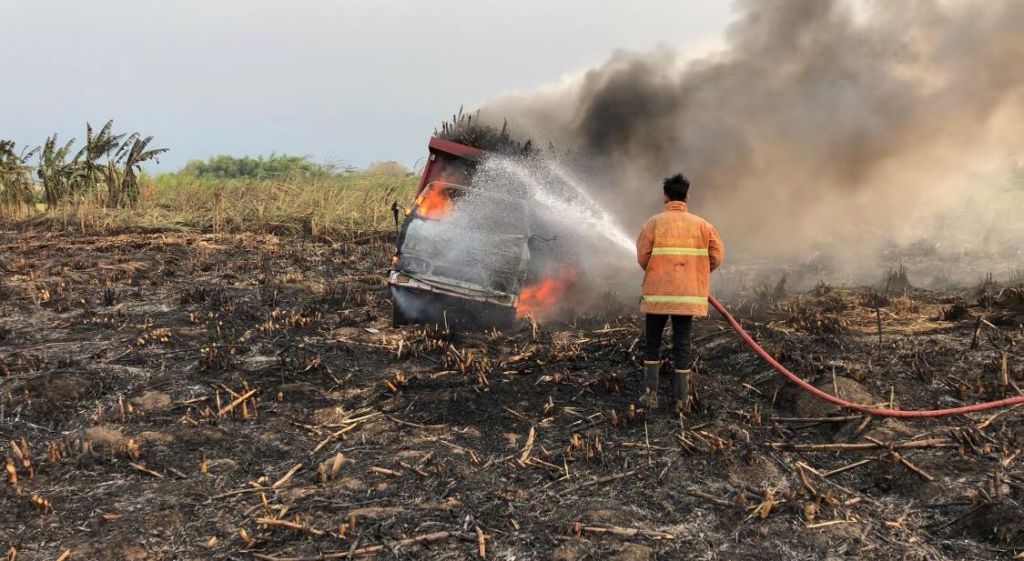 Sopir Buang Puntung Rokok, Truk Muat Tebu Terbakar di Mojokerto