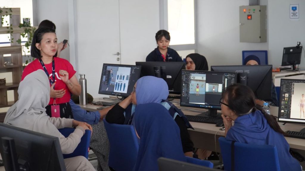 Luri Renaningtyas (baju pink), saat menjelaskan tentang Digital Fashion menggunakan CLO kepada para peserta.