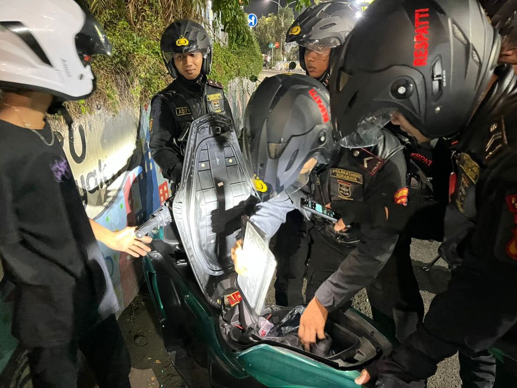 Tim Respatti Satsamapta Polrestabes Surabaya membubarkan balap liar (Foto: Ist)