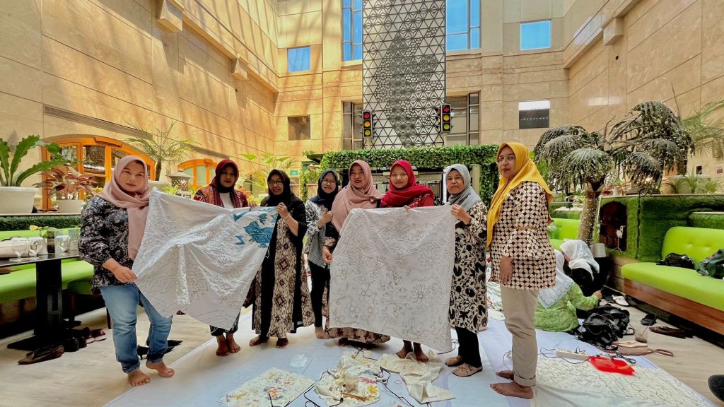 Ibu-ibu membatik di Surabaya Suites Hotel (Foto: Bejo/mili.id)