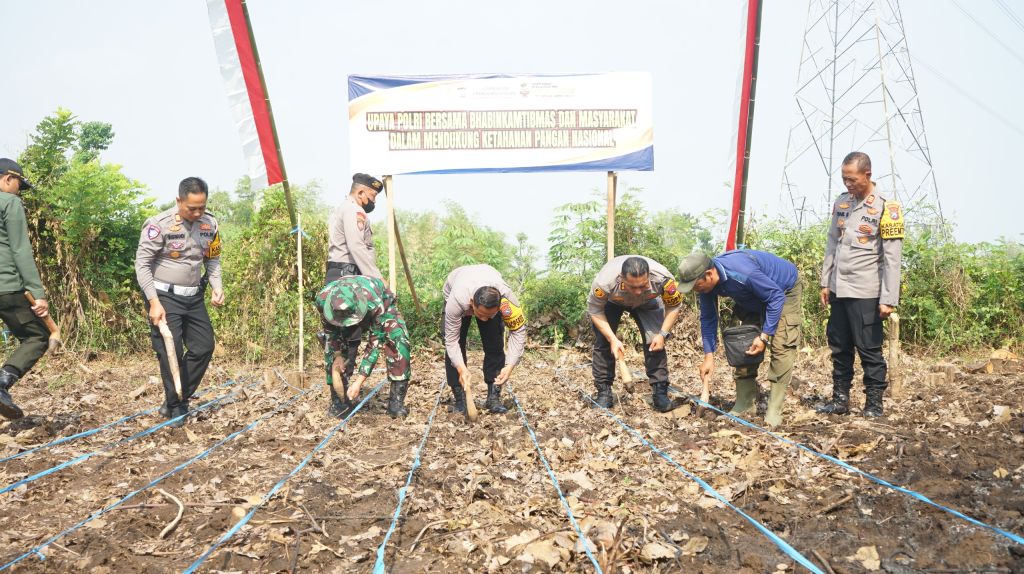 Kapolres Probolinggo Kota AKBP Oki Ahadian Purwono tanam jagung (Humas Polres Probolinggo Kota).