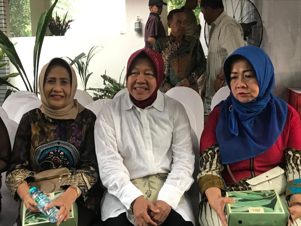 Risma usai mencoblos di Surabaya