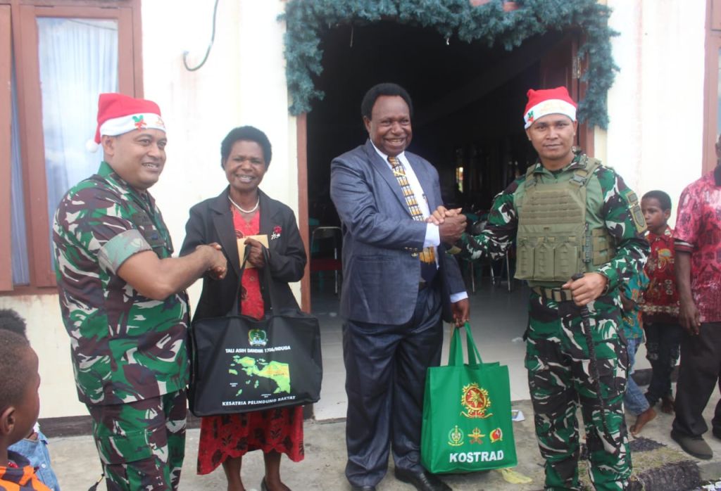 Sambut Natal, Raider 503 Bareng Kodim 1706 Pakai Topi Santa Claus Bagikan Sembako