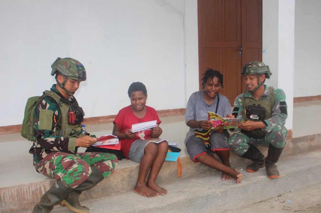 Sumringah, Anak-anak di Nduga Papua Dapat Buku Baca dari Prajurit Yonif 503
