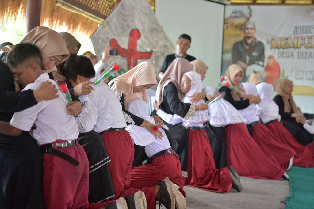 Siswi SD di Situbondo sungkem bundanya di Hari Ibu (Foto: Ist)