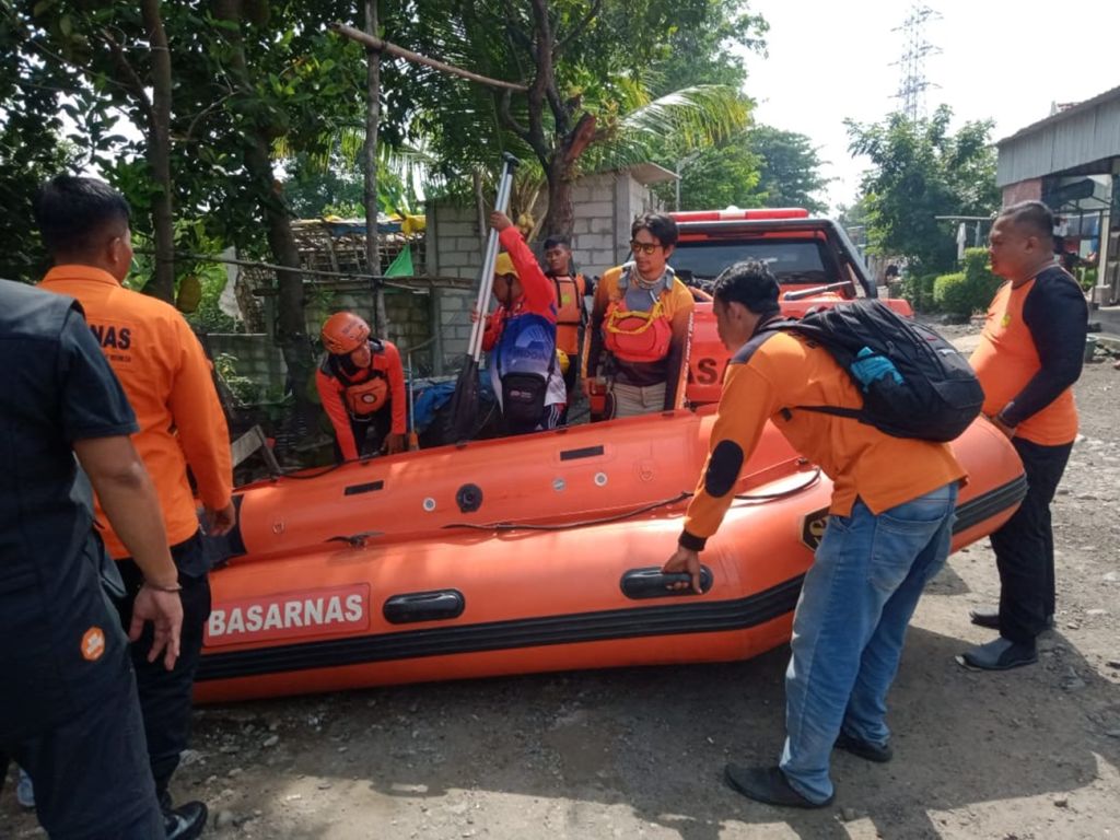 Tim SAR gabungan mencari pemuda yang diduga menceburkan diri ke Sungai Brantas Mojokerto (Foto: Nana/mili.id)