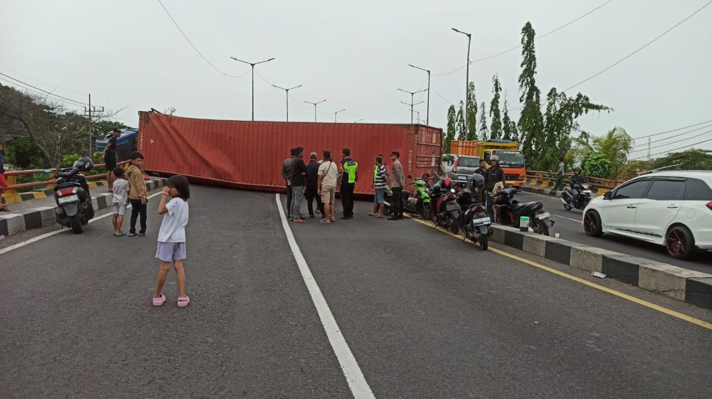 Akses Layang Trosobo Sidoarjo arah Surabaya tertutup total oleh truk kontainer terguling (Foto: Wendy/mili.id)