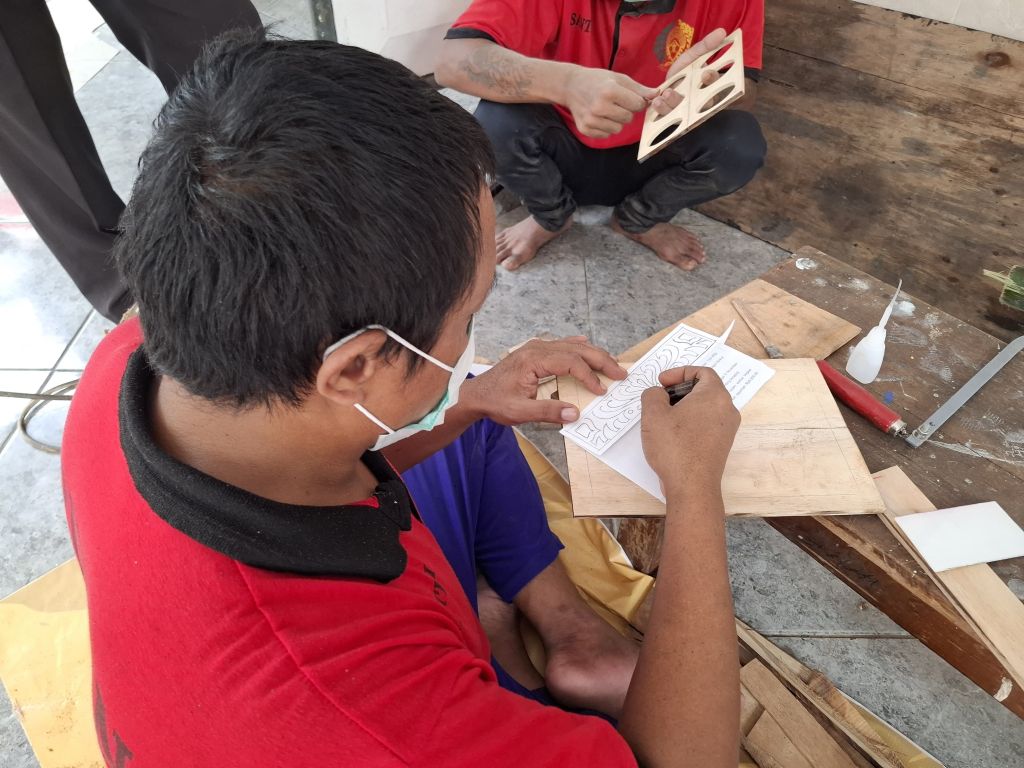 Para WBP di Rutan Situbondo membuat kerajinan seni ukir kayu (Foto: Ist)