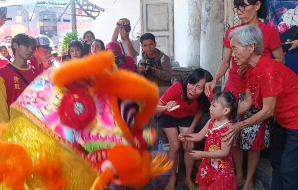Melihat Kebahagiaan Warga Kampung Pecinan Surabaya Rayakan Imlek