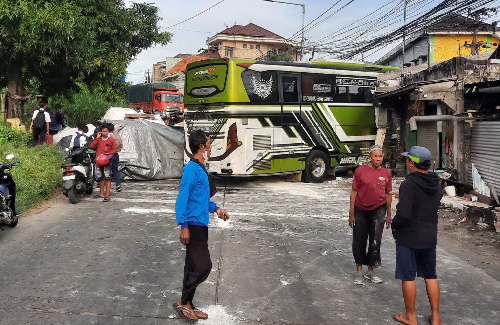 Truk Bermuatan Kalsium di Surabaya Terguling karena Overload