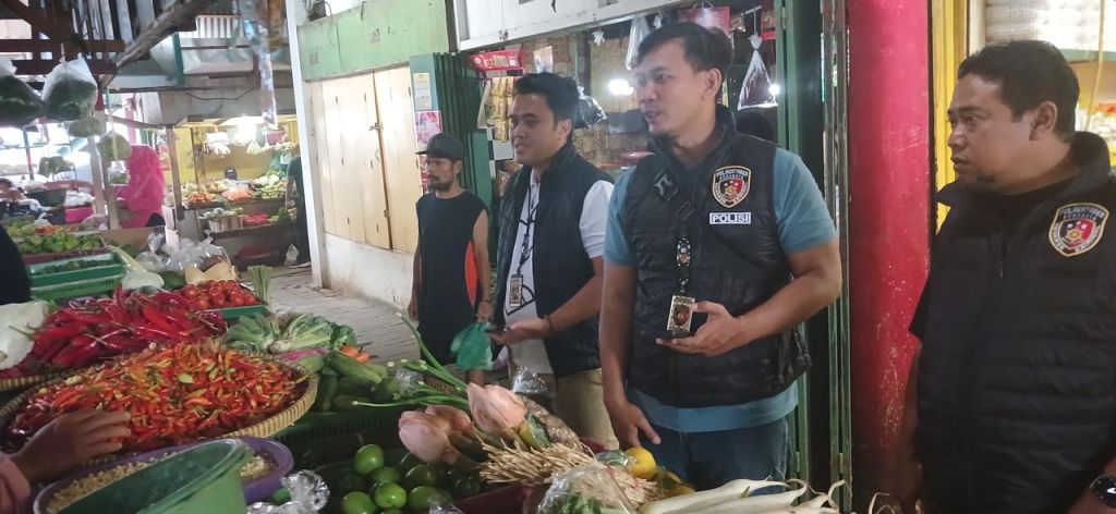 Anggota Satgas Pangan Satreskrim Polrestabes Surabaya cek ketersediaan sembako di Pasar Pucang Anom. (Istimewa)