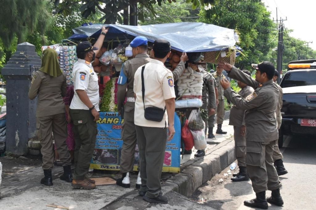 Satpol PP Surabaya menertibkan PKL liar di Jalan Kenjeran dan Ngaglik