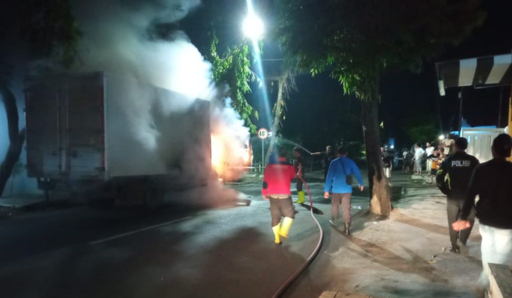 Truk Boks Ekspedisi Terbakar di Situbondo