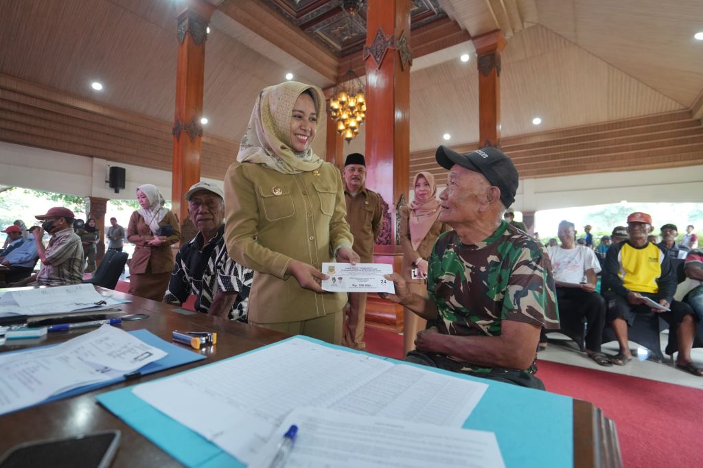 Bahagianya Para Tukang Becak di Kota Mojokerto Terima Bansos dari Ning Ita