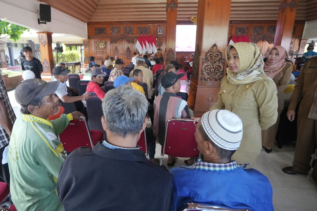 Ning Ita menyapa para tukang becak di Kota Mojokerto penerima bansos (Foto: Dok. Diskominfo Kota Mojokerto)