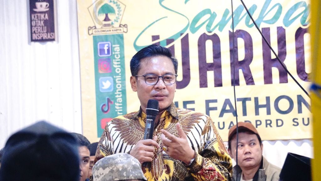 Wakil Ketua DPRD Kota Surabaya, Arif Fathoni berdialog dengan warga (Foto: Bejo/mili.id)