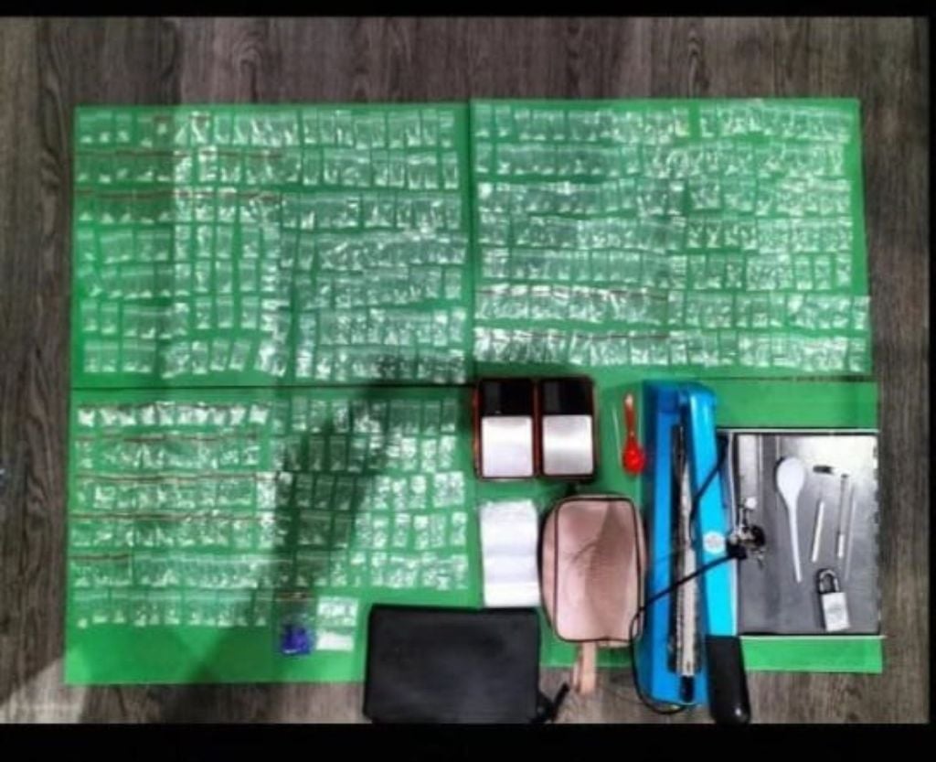 Barang bukti 419 poket sabu di Mapolrestabes Surabaya.