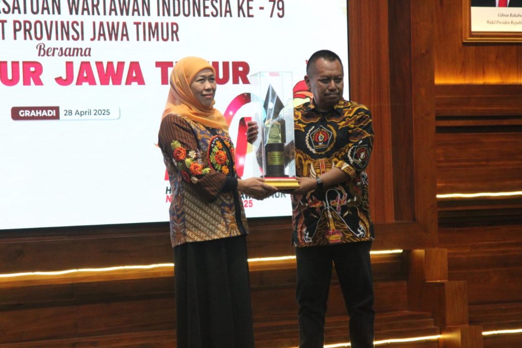 Gubernur Jatim Khofifah Indar Parawansabersama Ketua PWIJati.. (Istimewa)