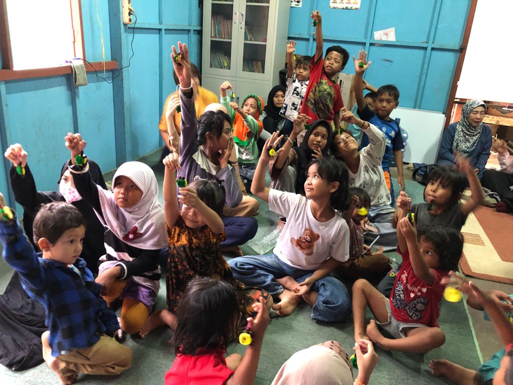 Srikandi PLN UP2B Jakarta-Banten Hadirkan Kebahagiaan di Rumah Singgah Anak