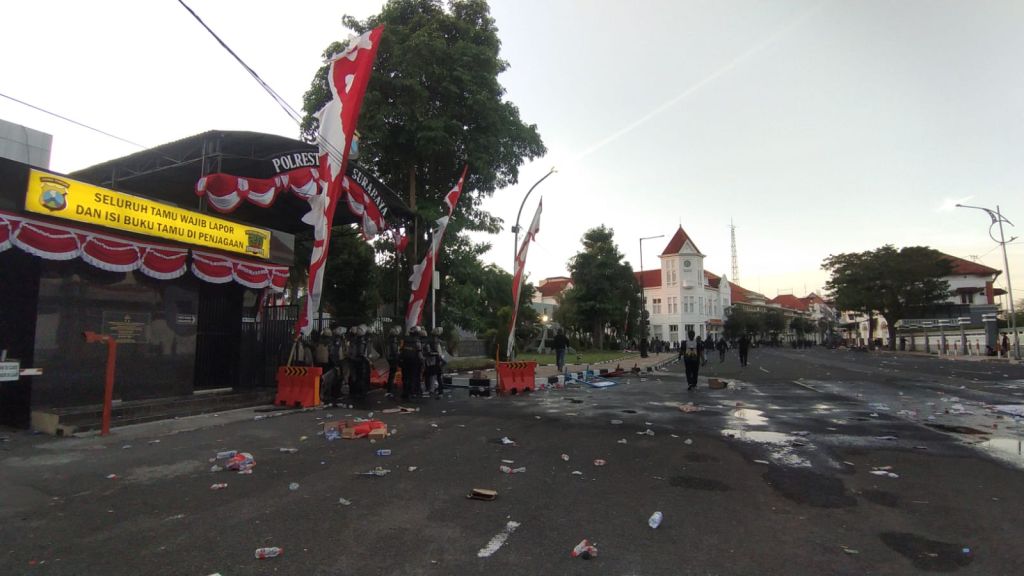 Suasana Terkini Polrestabes Surabaya Usai Demo Berujung Ricuh