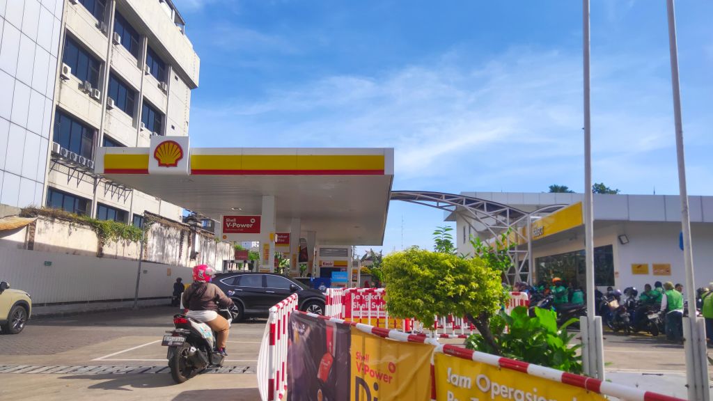 Aktivitas pengisian BBM di SPBU Shell Jalan Pemuda Surabaya