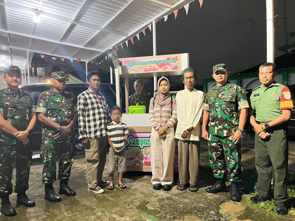 Perkuat Ekonomi Sudrajat, Kodim Jakpus Hadiah Pedagang Es Gabus Viral Gerobak