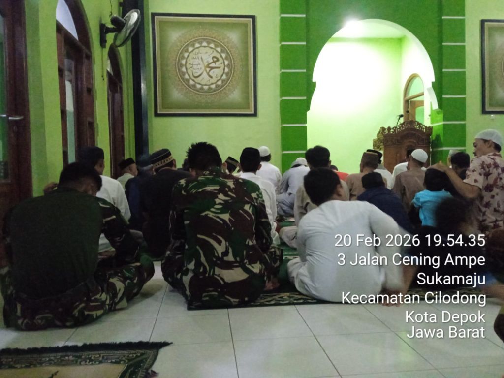 Pererat Silaturahmi, Satgas TMMD Kodim Depok dan Warga Shalat Tarawih Bersama